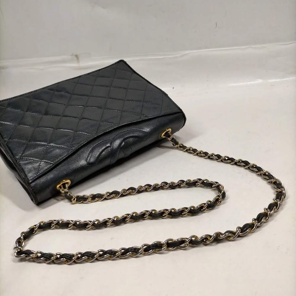 Chanel Navy Blue Lambskin leather Bag